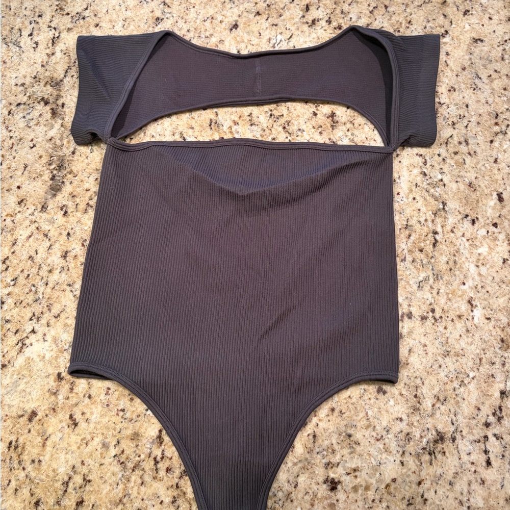 Pretty Little Thing Charcoal Rib Cut Out Short Sleeve Bodysuit - Picture 2 of 7